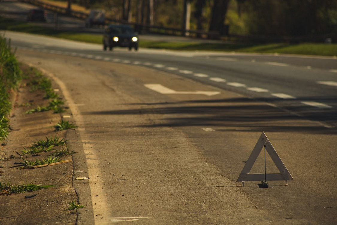 Triángulo de señalización en el arcén de una carretera