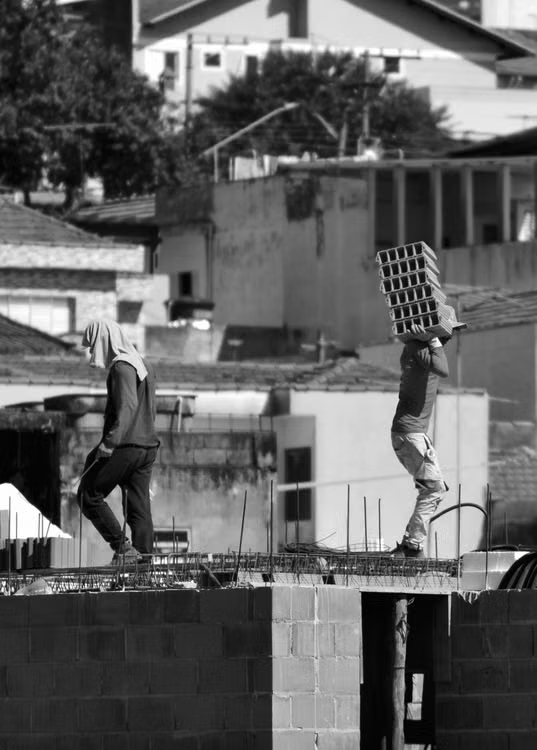 Trabalhadores da construção civil em atividade numa obra