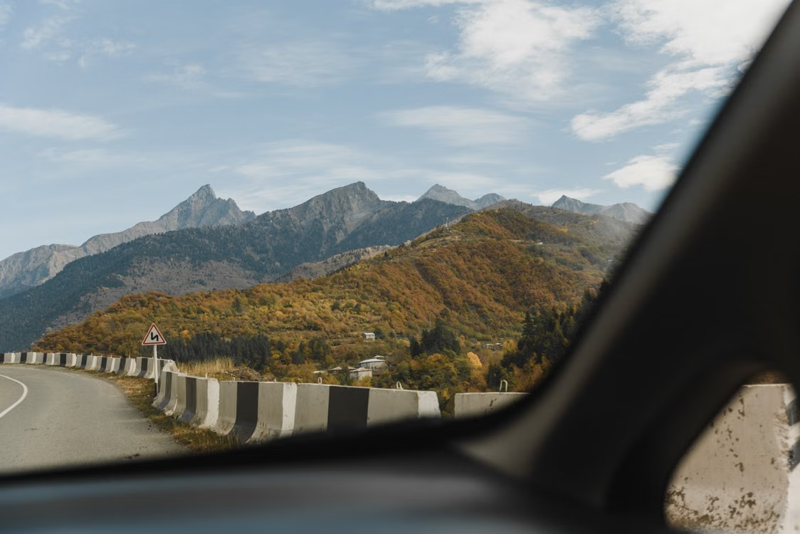 Estrada de montanha no outono vista do interior de um automóvel