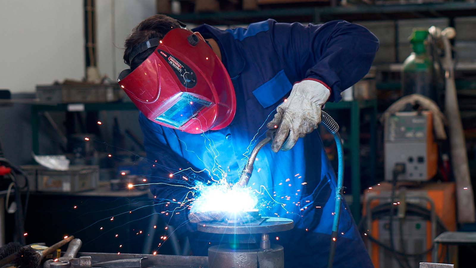 Profesional trabajando con equipo de soldadura
