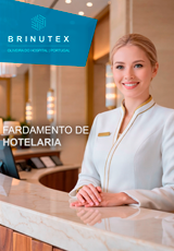 Profissional com uniforme de hotelaria