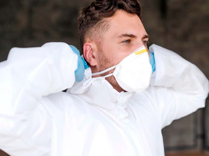 Profesional sanitario con ropa de protección